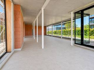 In de prestigieuze Residentie Westlane komt een ruime handelsruimte (151 m²) op het gelijkvloers te koop. Dankzij de ligging met een uitstekende zichtbaarheid vanaf de Natiënlaan is dit een absolute toplocatie voor wie wil ondernemen met uitstraling.<br /><br />Het handelspand wordt casco aangeboden, waardoor u volledige vrijheid heeft om de ruimte in te richten volgens uw eigen concept. Er zijn reeds plannen beschikbaar met een mogelijke indeling, die inspiratie bieden voor een doordachte inrichting. Grote raampartijen zorgen voor een moderne uitstraling en maximale zichtbaarheid.<br /><br />Voor klanten en bezoekers is er niet alleen publieke parkeergelegenheid in de nabije omgeving, maar ook de mogelijkheid om privéstaanplaatsen achter het gebouw bij aan te kopen. Bovendien bevindt zich naast de residentie een Fastnet laadpunt.<br /><br />Dit handelspand biedt een uitstekende opportuniteit voor ondernemers die een stijlvolle en goed bereikbare locatie zoeken, of voor investeerders die kiezen voor een eigendom met sterke verhuurpotentie.<br /><br />Meer informatie? Contacteer Wilem Cauwels Real Estate: 050/89.27.70