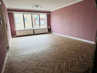 <p>Dit gezellig appartement in het centrum van Temse beschikt over een inkomhal, een lichtrijke woonkamer, een ingerichte keuken met vernieuwde toestellen (frigo met vriesvak, heteluchtoven, inductiekookvuur, dampkap) en aansluitend een berging.</p>
<p>In het appartement zijn 2 ruime slaapkamers (15 m² en 10 m²) aanwezig en de badkamer werd eveneens opgefrist. Vanuit de slaapkamer bereikt u het zonnige terras aan de achterkant van het gebouw.</p>
<p>Het appartement is gelegen op de 1<sup>e</sup> verdieping (geen lift aanwezig) en werd volledig geschilderd en opgefrist. Huurprijs € 765 inclusief gemeenschappelijke kosten. EPC 201. Onmiddellijk beschikbaar.</p>
<p>Zeer centraal gelegen in het centrum van Temse, op wandelafstand van winkels, scholen en openbaar vervoer. Goede verbinding met N16 en E17.</p>