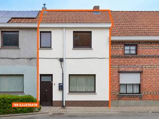 KIJKDAG: 17/10/2026 VAN 10u TOT 12u (ENKEL OP AFSPRAAK)<br /><br />Deze te renoveren woning is uitstekend gelegen in het centrum van Lede, op wandelafstand van het station en het centrum. Dankzij de centrale ligging bevinden winkels, scholen, openbaar vervoer en andere voorzieningen zich in de onmiddellijke nabijheid, wat zorgt voor een bijzonder praktische en vlot bereikbare woonomgeving.<br /><br />De woning omvat op het gelijkvloers een inkomhal met gastentoilet, een ruime woonkamer en een aansluitende keuken. Vanuit de keuken heeft men toegang tot het terras met extra berging.<br /><br />Op de verdieping bevindt zich de nachthal met twee ruime slaapkamers, een berging en een grote badkamer.<br /><br />Voor wie zoekt naar een tof renovatieproject en een ideale starterswoning of investeringspand wil creëren, is dit zeker een mooie opportuniteit.
