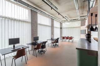 <p>Deze veelzijdige ruimte van ca 147 m² werd in 2019 top-notch afgewerkt en is gelegen op een werkelijke toplocatie pal in het Groen Kwartier. Deze site, een voormalig militair hospitaal, werd omgevormd tot een sublieme mix van wonen &amp; werken met een bestaande ziel in combinatie met veel groen en minimalistische nieuwbouw. Ondertussen één van de meest gegeerde wijken in Antwerpen, dankzij buren zoals August, PAKT en Broodnatie. <br /><br />Dankzij de grote raampartijen en hoge plafonds is er de hele dag door een prachtige natuurlijke lichtinval. Bovendien geen gebrek aan visibiliteit dankzij de hoekligging met open zicht op een groen aangelegd pleintje.</p>
<p>De polyvalente ruimte aan de voorzijde werd voorzien van een doorlopende gietvloer in terrazzolook, prachtig gedetailleerd en toch een neutrale basis.</p>
<p>De grote open ruimte - recht op recht - kan veelzijdig verder ingedeeld worden naar keuze.</p>
<p>Deze aparte, achteraan gelegen ruimtes kunnen ook polyvalent ingericht worden als aparte vergaderzaal, kantoorruimte, praktijkkamer, stockage etc en grenzen aan een privatieve patio van ca 46 m² met tweede (dienst)toegang en rechtstreekse lift naar de ondergrondse garage. In deze patio werd ook reeds een water- en elektriciteitsaansluiting voorzien.</p>
<p>Tot slot werden 2 aparte sanitaire ruimtes voorzien aan de inkom. Werkelijk een staaltje pure luxe met als eyecatcher een marmer lavabomeubel naar een eigen ontwerp van de eigenares.</p>
<p>Thans vergund als commerciële ruimte. Dankzij de polyvalente indeling leent deze handelsruimte zich echter ook ideaal als (medische) praktijk, kantoor, kunstgalerij, showroom etc. <br /><br />Een ruime autostaanplaats in de ondergrondse garage kan worden aangekocht aan 40.000 Euro, exclusief registratiebelasting.</p>