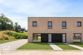 Zorgeloos verhuizen naar een nieuwe thuis? Dan is deze woning in de Kanaalstraat precies wat je zoekt. Deze instapklare halfopen woning combineert een rustige ligging langs het kanaal met een vlotte bereikbaarheid en alle voorzieningen in de buurt.
Lot 4 geniet je van een praktische indeling met 3 slaapkamers, een lichtrijke leefruimte en een kwalitatieve afwerking die volledig klaar is voor gebruik. Van keuken en badkamer tot vloeren: alles werd zorgvuldig gekozen zodat jij meteen kunt genieten van jouw nieuwe woning.
Benieuwd naar deze kans? Contacteer ons; we leiden je graag rond.