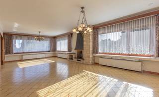 Mooie villa met zonnige tuin nabij centrum DilbeekDeze uitstekend onderhouden bungalow (1975) is gelegen op een perceel van 4a25ca en geniet van een...