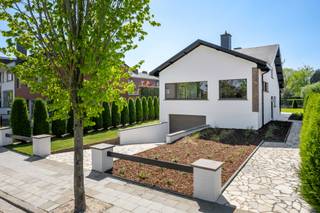 IN OPTIE<br /><br />Ruime villa op 772m² te koop in één van de meest populaire wijken van Kortrijk, PIUS X.<br /><br />EXTRA KIJKDAG na afspraak woensdag 6 mei vanaf 13u30.<br />VOLZET op zaterdag 2 mei en zondag 3 mei.<br /><br />Alle info vindt u op www.villa-pius-kortrijk.be<br /><br />De villa werd volledig gerenoveerd en afgewerkt met uitsluitend hoogwaardige materialen en A-merken gekozen. De woning is instapklaar en energiezuinig.<br /><br />Indeling:<br /><br />Gelijkvloers:<br />- inkomhal met gastentoilet en verbinding naar garage en kelder<br />- lichtrijke leefruimte van 77m² met halfopen keuken en zicht op de tuin<br />- zeer uitgeruste maatwerk-keuken van Coelembier<br />- aangename, onderhoudsvriendelijke en zonnige tuin<br /><br />Tussenverdieping:<br />- masterbedroom met ingerichte dressing en ensuite badkamer (douche en lavabo)<br />- tweede slaapkamer ; kan eventueel ook dienen als bureauruimte<br /><br />Eerst verdiep:<br />- 3 slaapkamers<br />- 2de badkamer met ligbad, inloopdouche, dubbele lavabo en toilet<br /><br />Zolder van 40m² te bereiken met ladder.<br />Kelder met ruime garage (35m²) - wasplaats - technische ruimte met extra bergplaats<br /><br />Bijzonderheden:<br />- rustige en residentiële locatie<br />- zonnige tuin (ZZW georiënteerd)<br />- volledig gerenoveerd van A tot Z<br />- EPC 116 &amp; asbestvrij<br />- 13 zonnepanelen (4.160 kW) en regenput van 3.000L<br />- voldoende parkeergelegenheid (garage en oprit)<br /><br />Kijkdagen vinden plaats op zaterdag 2 mei en zondag 3 mei NA AFSPRAAK.<br /><br />Bij interesse kunt u een bod uitbrengen "onder gesloten omslag" via mail. Dit kan via het document "aankoopbelofte" - link<br /><br />Deadline uitbrengen bod: zondag 10 mei om 18u<br /><br />Maak alvast je afspraak !<br /><br />Graag tot binnenkort.