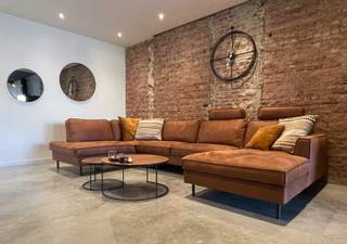 Instapklare gezinswoning met tuin in Mechelen<br /><br />Recent gerenoveerde gezinswoning met moderne uitstraling en industriële accenten.<br />Een woning die comfort en functionaliteit combineert voor een hedendaags gezinsleven.<br /><br />Je komt binnen via een ruime inkomhal met gastentoilet. Op het gelijkvloers geniet je van een open leefruimte waar het salon naadloos overgaat in de stijlvolle leefkeuken, uitgerust met moderne apparatuur en kwaliteitsvolle afwerkingen. Het open concept zorgt voor een aangenaam gevoel van ruimte en verbondenheid. Het grote raam biedt een mooi zicht op de gezellige tuin en het omliggende groen.<br /><br />Op de eerste verdieping bevinden zich twee ruime slaapkamers. De hoofdslaapkamer beschikt over een eigen dressing en biedt uitzicht op de tuin. De tweede slaapkamer is eveneens lichtrijk en royaal bemeten.<br /><br />De badkamer is uitgerust met zowel douche als ligbad.<br /><br />De zolder, bereikbaar via een vaste trap, is een extra troef en biedt tal van mogelijkheden: een derde slaapkamer, bureau, speelkamer of hobbyruimte.<br /><br />Elektriciteit conform en voorzien van domotica voor extra comfort en gebruiksgemak.<br /><br />Uitstekende ligging nabij winkels en scholen. Het station Mechelen-Nekkerspoel bereik je te voet in slechts 10 minuten.<br /><br />In de straat is er voldoende parkeergelegenheid voorzien.<br />