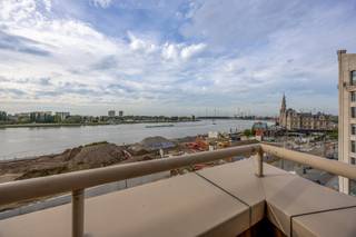 <p><strong>Exclusief appartement met panoramisch Scheldezicht op de Scheldekaaien</strong></p>
<p>Met gepaste trots stellen wij u dit uitzonderlijke appartement aan de Scheldekaaien voor. Deze stijlvolle eigendom van circa 180 m² bevindt zich op de zesde verdieping van een standingvolle residentie en weet werkelijk alle verwachtingen in te lossen.</p>
<p>Een panoramisch zicht van 180 graden over de Schelde, een hoogwaardige afwerking, verfijnd maatwerk, inpandige garages en een terras met zicht op het water: hier komt alles samen.</p>
<p>Ook de omgeving is bijzonder aantrekkelijk. De Scheldekaaien zijn volop aan hun nieuwe hoofdstuk begonnen en vormen vandaag een levendige toplocatie. De jachthaven en het MAS bevinden zich vlakbij, terwijl u ook de mooiste winkels, het nieuwe Zuidpark en het Koninklijk Museum voor Schone Kunsten Antwerpen op wandelafstand vindt.</p>
<p>Vanuit vrijwel elke leefruimte geniet u van een uitzonderlijk Scheldezicht. Vanuit de open keuken, tijdens een diner of terwijl u televisie kijkt, vormt de Schelde telkens opnieuw een levend schilderij. Zelfs vanuit de home office is er zicht op het water.</p>
<p>Het appartement werd met bijzonder veel aandacht voor kwaliteit en detail afgewerkt en beschikt over hoogwaardig maatwerk. De huidige eigenaars lieten het geheel vorig jaar nog volledig restylen, waardoor het interieur opnieuw een eigentijdse en verfijnde uitstraling kreeg.</p>
<p>De open keuken is uitgerust met hoogwaardige toestellen van Wolf en Sub-Zero en biedt alle hedendaagse comfort. Een ruime wijnklimaatkast maakt het geheel compleet.</p>
<p>De master bedroom staat in verbinding met een ruime maatwerkkleedkamer en een luxueuze en-suite badkamer, voorzien van een comfortabele douche en twee afzonderlijke wastafels.</p>
<p>Verder beschikt het appartement over een ruime berging en een aangename home office, aansluitend aan de leefruimte. Deze ruimte kan bovendien eenvoudig worden ingericht als tweede slaapkamer.</p>
<p>In de ondergrondse verdieping is een kelderberging inbegrepen. Daarnaast bestaat de mogelijkheid tot aankoop van één of twee autostaanplaatsen.</p>
<p>Voor meer informatie of een bezoek ter plaatse kunt u steeds contact opnemen met Vincent via <strong>0475 21 00 86</strong> of <strong>vincent@reds.be</strong>.</p>
<p></p>