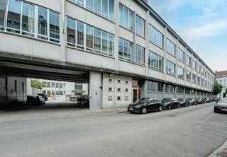 <strong>Studentenkamer met groen kwaliteitslabel!</strong><br /><br />Ontdek het perfecte studentenverblijf in het hart van Antwerpen Centrum! Deze ruime kamer van 20m² biedt alles wat je nodig hebt voor een comfortabel en productief studieleven. Met eigen sanitair, een bureau, kast en zelfs een handige hoogslaper, is deze kamer een oase van rust en efficiëntie.<br /><br />Geniet van overvloedig daglicht dankzij de grote raampartijen die de kamer verlichten en een uitnodigende sfeer creëren. De gemeenschappelijke keuken aan het einde van de gang is perfect uitgerust voor al je culinaire avonturen, en het aangrenzende terras biedt een ideale ruimte om te ontspannen en te socializen met medestudenten.<br /><br />En dat is nog niet alles - dit gebouw beschikt ook over een ruime, afgesloten fietsenstalling, waardoor je je fiets veilig en gemakkelijk kunt opbergen. Met een ideale ligging in het bruisende centrum van Antwerpen en in de nabijheid van meerdere campussen, ben je omringd door alle voorzieningen en culturele attracties die deze prachtige stad te bieden heeft.<br /><br />Klaar om je studentenleven naar een hoger niveau te tillen? Neem vandaag nog contact met ons op en maak een afspraak om dit fantastische studentenverblijf te ontdekken!<br /><br />Kies je ervoor de studentenkamer als investering aan te kopen? De kamer wordt verhuurd aan 600 euro per maand, incl. kosten. Bovendien heb je vandaag de kans om 2 studentenkamers in hetzelfde gebouw aan te kopen. Zowel kamer 1.33 als 1.34 en 1.01 kunnen we u vandaag te koop aanbieden.<br /><br />Foto's zijn van een andere kamer maar zijn vergelijkbaar met de huidige kamer in verkoop (weldra nieuwe foto's)