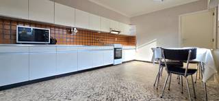 Voor een afspraak bel Kim 0473 72 33 62.Te renoveren woning HOB met 3 slaapkamers op een grondoppervlakte van 490ca.Deze woning ligt op fietsafstand...