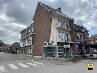 Te renoveren handelspand met bovenliggende woonst (aparte ingang) en garage Dit handelspand met bovenliggende woonst treffen we pal in het centrum...
