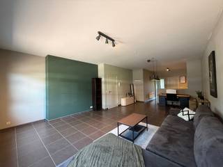Dit instapklare gelijkvloerse appartement combineert comfort, ruimte en een praktische indeling.<br /><br />De lichtrijke leefruimte sluit aan op een open, volledig uitgeruste keuken met een koelkast inclusief vriesvak, een keramische kookplaat, een combi-oven en voldoende opbergruimte. Verder beschikt het appartement over twee volwaardige slaapkamers, een ruime berging, een apart gastentoilet en een verzorgde badkamer. De badkamer is uitgerust met een ligbad, een aparte douche en een dubbel badkamermeubel met spiegelkast en verlichting.<br /><br />Bovendien is het appartement voorzien van vliegenramen, een rolluik in de grote slaapkamer en is alle verlichting reeds geïnstalleerd.<br /><br />Een private autostaanplaats én een ruime afgesloten garage zijn inbegrepen in de huurprijs.<br /><br />Het appartement is beschikbaar vanaf 1 oktober 2026 of, in onderling overleg, reeds vanaf 1 september 2026.<br /><br />De gemeenschappelijke kosten zijn inbegrepen in de totale huurprijs van € 850 per maand.<br /><br />De troeven:<br /><br />- Gelijkvloers<br />- Instapklaar<br />- Tuintje<br />- Garage en autostaanplaats<br />- Verlichting en vliegenramen geïnstalleerd<br /><br />Heb je interesse? Vraag uw bezoek aan via onze website https://www.immovl.be/te-huur/list en druk op de knop <strong>'IK WENS EEN BEZOEK</strong>'.