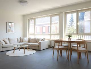 Ideaal, instapklaar (starters)appartement op de 1e verdieping, vlakbij de Nieuwe Kaai gelegen (winkels, jachthaven, wandel- en fietswegen...) met een prachtig groot zuidwest gericht terras. Op een paar stappen verwijderd kan u zo van de natuur en van de jachthaven genieten ! Carrefour, Aldi, Kruidvat, postkantoor, broodjeszaak, verschillende restaurants aan het water zijn allemaal vlakbij. Tevens gelegen op wandelafstand van station. Met o.a. 1 grote slaapkamer en 1 kamer die ideaal is als bureau, dressing... - ingerichte keuken met kookplaat, oven en koelkast - veel lichtinval - achteraan vrij uitzicht - overal tegelvloeren - fietsenberging - in rustig gebouw met slechts 3 appartementen - Hier kan je rustig wonen - geen gemeenschappelijke kosten - zonnepanelen! - gunstig EPC B label (119 Kwh/m²/jaar) - Parkeerplaatsen vlakbij - de laatste foto's zijn van de omgeving aan de jachthaven, het pand heeft geen rechtstreeks zicht hierop, dit is enkel ten titel van inlichting - vrij 15.12.2026