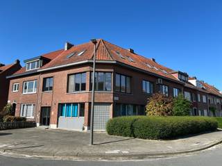 <p><span>Dit comfortabel kantoorpand bevindt zich in een rustige woonwijk op een boogscheut van de haven, de Noorderlaan en invalswegen en biedt uitstekende mogelijkheden voor bedrijfsactiviteiten. Het pand beschikt over een indrukwekkende bruto oppervlakte van 490 m² verdeeld over meerdere verdiepingen, met een grondoppervlak van 279 m².</span></p><p><span> </span></p><p><span>Het interieur is verzorgd en functioneel ingericht Het pand beschikt over ruime kantoorruimtes met grote ramen die veel daglicht binnenlaten. Verder zijn de nodige sanitaire voorzieningen aanwezig, een keuken en kitchenette, 2 ruime kelders en een buitenruimte.</span></p><p><span> </span></p><p><span>Dit pand is een uitstekende investering voor ondernemers die op zoek zijn naar een professioneel kantoorpand met een substantieel volume, hier kan je in alle rust werken op enkele minuten afstand van het drukke bedrijfsleven.</span></p><p><span> </span></p><p><span>Uiteraard biedt dit pand ook vele mogelijkheden voor vzw's, coöperatieven, zelfstandigen e.d.</span></p>