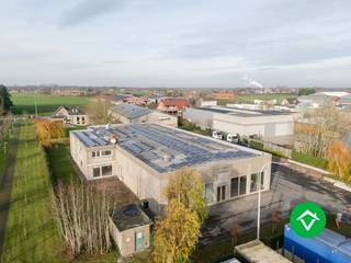 Dit bedrijfsgebouw met woonst is gelegen op een oppervlakte van 3175 m² in de industriezone van Ichtegem en bestaat uit: parking, burelen, woning...