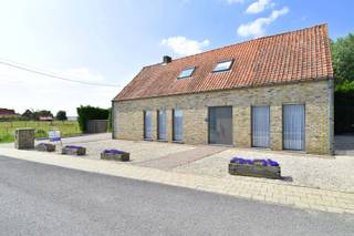 In een rustige, landelijke omgeving in Sint-Eloois-Winkel (Ledegem) bevindt zich deze alleenstaande woning met verrassend veel mogelijkheden...