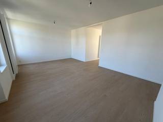 Lichtrijk en volledig vernieuwd appartement, gelegen op de tweede verdieping van een kleinschalig gebouw zonder lift.<br />Het appartement bestaat uit een aangename living, één slaapkamer, een volledig geïnstalleerde keuken, een douchekamer, een afzonderlijk toilet, een terras en een kelder.<br />De douchekamer is uitgerust met een inloopdouche en een enkele wastafel en biedt de mogelijkheid om een wasmachine te plaatsen.<br />Dankzij de ruime lichtinval geniet het appartement van een aangename en lichte leefomgeving.<br />Beschikbaar vanaf 1 oktober 2026. EPC: Label D. Lasten: 65€ per maand voor water en verwarming.