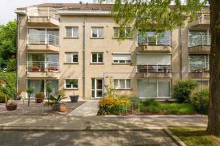 Op een hele mooie locatie kunt u dit ruim gelijkvloerse appartement gelegen in Residentie 'Montebello' terugvinden met een bewoonbare oppervlakte van 105m².<br />Vooraan vindt u de onderhoudsvriendelijke tuin en achteraan is er een privé tuin met terras en overdekte ruimte/tuinhuis.<br />De twee bijhorende garages bevinden zich achteraan en zijn bereikbaar via de tuin en naastgelegen oprit.<br /><br />Indeling: inkomhal met vestiairekast - gastentoilet - ruime woonkamer (36m²) met centrale verwarming gas - open ingerichte keuken met eethoek - achtergelegen 2 ruime slaapkamers met vaste kasten - ingerichte badkamer met lavabomeubel, douche en toilet - bergruimte/wasruimte.<br /><br />Algemeen:<br />- Energiezuinig: EPC 169 - label B, geen renovatieverplichting<br />- Gemeenschappelijke kelder<br />- Elektrische screens aanwezig in woonkamer en keuken<br />- Elektrische rolluiken aanwezig in de slaapkamers<br />- Elektrische gordijnen en verlichting blijven aanwezig<br />- Videofoon aanwezig<br />- PVC ramen<br />- Elektrische keuring: conform<br />- Asbestveilig<br />- Vrij bij akte<br />- Vg, WG, Gmo, Gvkr, Gvv<br /><br /><br />Dit appartement is kortom een topper gelegen dichtbij het centrum met zijn talrijke faciliteiten.