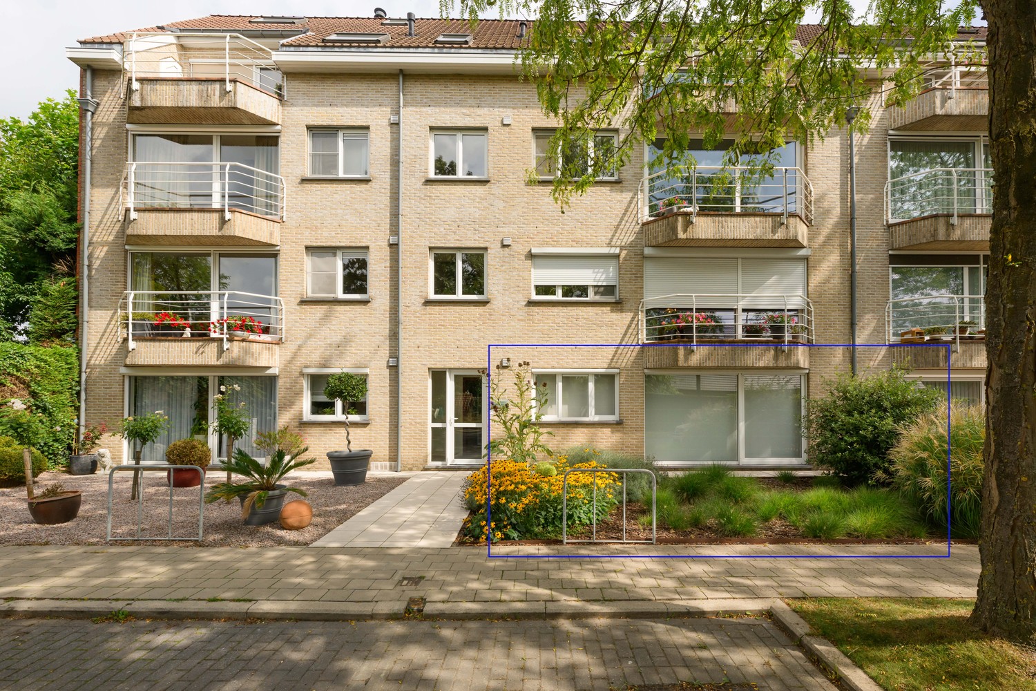 Gelijkvloers appartement met twee garages te Izegem. - foto 1
