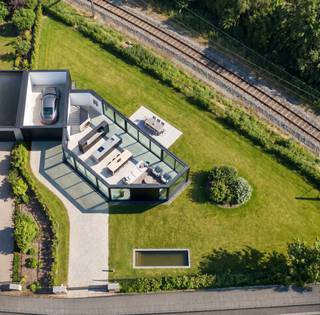 Bouwgrond voor een half open bebouwing met een architecturaal ontwerp en veel aandacht voor wooncomfort. De aankoopprijs dient verhoogd te worden met € 15.000 (excl. BTW) voor de vergunning. De grond is gelegen naast nummer 131.<br /><br />Indeling van de te bouwen woning:<br /><u>Gelijkvloers:</u><br />Garage voor 1 wagen.<br />Inkomhal met afzonderlijk toilet. Ruime living met veel lichtinval door de grote raampartijen. Open keuken. Terras +/- 12 m² en tuin +/- 351 m².<br /><u>Eerste verdieping:</u><br />Nachthal. Berging. 3 slaapkamers. 2 badkamers.<br /><br />Plannen en vergunning beschikbaar op aanvraag.<br /><br /><br /><br />