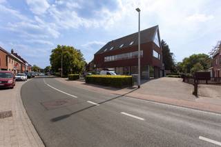 <p>Recent en lichtrijk appartement met ruim terras te Kalmthout-centrum, op wandelafstand van alle nodige voorzieningen (winkels, scholen, supermarkten, treinstation,…)! Het instapklare appartement bevindt zich op de eerste verdieping van een verzorgd gebouw zonder lift, en bestaat uit een lichtrijke leefruimte met open keuken, een handige bergplaats, een badkamer met inloopdouche, een ruime slaapkamer en een ruim terras! EPC B</p>