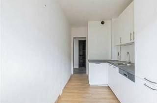 <p>Ideaal gelegen op een boogscheut van Dilbeek, en op wandelafstand van het Wilderbospark, wordt dit twee slaapkamer appartement te koop aangeboden.</p><p>Het appartement is ingedeeld als volgt: inkomhal, woonkamer met open haard, keuken, twee grote slaapkamers, een badkamer en apart gastentoilet. <br />Er is reeds een nieuwe gascondensatie ketel geplaatst, maar het appartement heeft toch een opfrissing nodig. <br />Door de schaarse parkeermogelijkheden in de straat, is de gesloten een extra troef. Deze is bijkomend aan te kopen voor €34.000.</p><p>Dit pand is perfect voor een woonst of als investering. <br />Aarzel niet, en plan vandaag nog een bezoek in. <br /> </p>