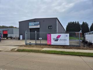 Dit bedrijfsgebouw met kantoren is gelegen op industriezone Truibroek te Ham, vlakbij de E313. Het gebouw beschikt over een kantoor van 80m² met...