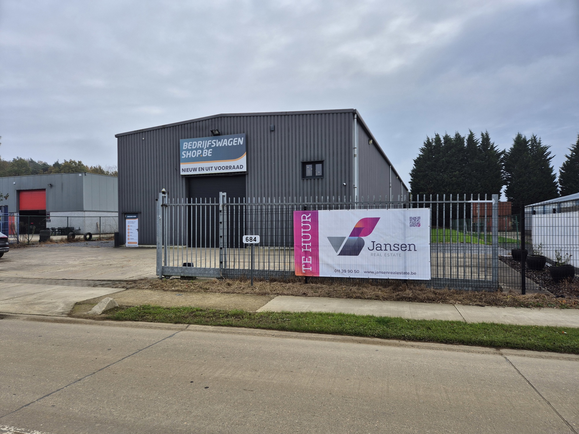 TE HUUR: 785m² magazijnruimte met 80m² kantoren te Ham - foto 1