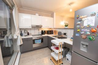 Dit appartement in Waregem biedt alle standaardvoorzieningen die je nodig hebt om comfortabel te leven. Het appartement is gelegen op een gunstige locatie en beschikt over een terras.<br /><br />Het appartement beschikt over ruime woonkamer met aansluitende keuken, één slaapkamer en één badkamer, waardoor het perfect is voor alleenstaanden of koppels. <br /><br />Beschikbaarheid: 1/02/2026<br />Berging inbegrepen in de huurprijs <br />Geen syndickosten <br /><br />Voor meer info of een bezoek: lisa@immoroba.be