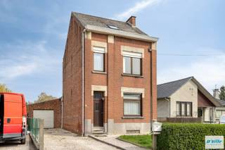 Deze karaktervolle vrijstaande woning in Erps-Kwerps beschikt over een praktische indeling met inkomhal, leefruimte, eetkamer, keuken, badkamer, toilet, veranda en vier volwaardige slaapkamers en een tweede badkamer met toilet verdeeld over twee verdiepingen. Daarnaast zijn er een kelder, garage, lange oprit.  Extra troef is de uitzonderlijk diepe tuin met open zichten achteraan, waar rust, privacy en ruimte centraal staan. Ideaal voor gezinnen, dierenliefhebbers, tuinliefhebbers of zelfstandige die plaats nodig heeft voor rollend materieel of mogelijkheden wil voor extra visibiliteit en publiciteit. De ligging combineert een landelijke omgeving met een uitstekende bereikbaarheid. Bushalte en station richting Leuven en Brussel bevinden zich op wandelafstand. Scholen, winkels en belangrijke verbindingswegen zijn vlot bereikbaar. Volgens het asbestattest bevat het dak asbesthoudende materialen die conform de regelgeving tegen 2034 verwijderd of vernieuwd dienen te worden. 