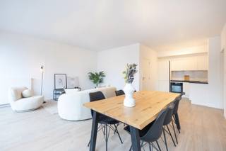 <span><strong>Laken </strong></span>: Groot appartement met 3 slaapkamers van 139 m² te huur voor € 1.650/maand (exclusief bijkomende kosten) met een huurovereenkomst van 18 maanden. Het appartement is gelegen in een klein nieuwbouwcomplex (24) in een rustige straat zonder auto's. Gebouwd met het oog op de toekomst, met gedeelde zonnepanelen en uitsluitend appartementen met een hoge energie-efficiëntie (EPC A-). Onmiddellijk rendement gegarandeerd. Kelder (€ 3.000), parkeerplaats optioneel. Het aanbod omvat ook het volledige verhuurbeheer gedurende 2 jaar (administratief, technisch en financieel beheer): een groot pluspunt voor elke investeerder die wil profiteren van een gegarandeerd huurinkomen zonder zich zorgen te maken over het beheer. Een zorgeloze vastgoedinvestering in een wijk in volle ontwikkeling. Verkoop onderworpen aan registratierechten (12,5%) op de waarde van de grond en btw (21%) op de waarde van de constructie. Meer informatie uitsluitend via TREVI!