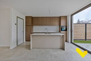 <span>Ontdek deze hedendaagse nieuwbouwwoningen gelegen in de Burgemeester Steyaertstraat.</span>
<p><strong>Troeven:<br /></strong>- Kwalitatieve afwerking met een uitzonderlijk laag E-peil<br />- Hoogwaardige isolatie en innovatieve technieken<br />- Warmtepomp (lucht-water)<br />- Zonnepanelen<br />- Ventilatiesysteem type D<br />- Regenwaterrecuperatie, aangesloten op de buitenkraan en beide toiletten<br />- Volledig afgewerkt met aangelegde tuin, carport en berging<br />- 6% BTW mogelijk</p>
<p>Dankzij zijn doordachte indeling en geoptimaliseerd gebruik van de woonoppervlakte van <strong>145 m²</strong> beschikken deze woningen over <strong>3</strong> mooie slaapkamers, de leefruimte aansluitend aan de open keuken in combinatie met grote raampartijen aan de voor- en achterzijde die een maximale lichtinval garanderen. De ruime tuin met terras en carport maken dit tenslotte de ideaal thuis voor gezinnen of koppels met toekomstplannen.</p>
<p><strong><span>Prijsinformatie:<br /></span></strong><span>De geadverteerde prijs is <strong>exclusief</strong>: <strong>21% btw</strong>, staanplaats, kelderberging, fietsenstalling, aansluitingskosten, notariskosten en registratierechten op het grondaandeel. Onderaan bij <strong>beschikbaarheid</strong> kan u meer informatie terugvinden over de <strong>totaalprijzen</strong> en het voordeeltarief van <strong>6% btw</strong> specifiek per appartement.<br /><br /></span><span></span>Hebt u interesse? Maak dan snel uw afspraak via 014 58 02 08 of via info@immovl.be.</p>