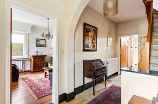 Op een steenworp van het centrum vind je deze halfopen bebouwing met karakter én toekomst, een woning met een solide structuur die zich perfect leent tot een doordachte renovatie zonder zware ingrepen. Hier werk je verder op een sterke basis en creëer je moeiteloos een hedendaagse thuis.<br /><br />De woning bevindt zich op een mooi perceel van ca. 850 m² en geniet van een ideale west oriëntatie, waardoor je de hele dag door van zonlicht geniet. ’s Ochtends valt het licht binnen aan de voorzijde, terwijl de zon zich doorheen de dag rond de woning verplaatst, baadt de hele woning in natuurlijk licht dankzij de vele ramen. <br />Binnen wacht een logische indeling met een inkomhal die meteen goed aanvoelt, een leefruimte met aansluitende achterplaats, een keuken en een praktische berging. Op de eerste verdieping bevinden zich drie slaapkamers en een badkamer, terwijl de tweede verdieping nog twee extra kamers onder het dak biedt.<br /><br />Op vlak van energie werd er al ruim geïnvesteerd met een recente gascondensatieketel, geïsoleerd dak en muren en ramen met dubbele beglazing. Achteraan vind je een ruime dubbele garage die vandaag al bijzonder praktisch is, maar ook tal van mogelijkheden biedt om de tuin verder te transformeren tot een echte ontspanningsplek. <br /><br />Een woning met een sterke basis, een topligging en vooral enorm veel potentieel om er iets heel moois van te maken. Kom het zelf ontdekken.<br /><br />(opp. ref EPC)