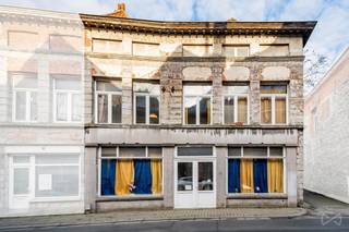 Veel van twee te renoveren gebouwen. <br /><br />Kavel 1: Appartementengebouw bestaande uit 3 volledig te renoveren entiteiten. Enorm potentieel: 360m2 leefruimte. Beton tussen niveaus. <br />Kavel 2: Drie dienbladen van 50m2 die momenteel als werkplaats worden gebruikt. <br /><br />De twee gebouwen zijn verbonden door een overdekte binnenplaats van meer dan 65m2.<br /><br />Ideaal gelegen in het centrum van Doornik, hoeft dit vastgoedcomplex alleen te worden gerenoveerd of gerehabiliteerd tot meerdere units.