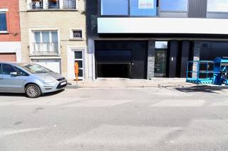 Ondergrondse autostaanplaats te koop in Gent. <br /><br />Gelegen op een gunstige locatie: aan de Coupure en op wandelafstand van het Rabot en het centrum van Gent. De autostaanplaats wordt afgeschermd door een automatische sectionale poort aan de straatkant. <br />Momenteel is deze staanplaats verhuurd.<br /><br />Voor meer informatie contacteer ons via 0473 90 90 94 <br /><br />Stedenbouwkundige inlichtingen in aanvraag