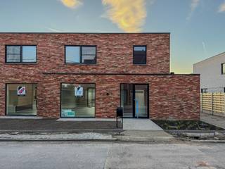 In Klerken, deelgemeente van Houthulst, bevindt zich deze prachtige nieuwbouwwoning.Deze woonst, gebouwd in 2024/2025, is gelegen op een...