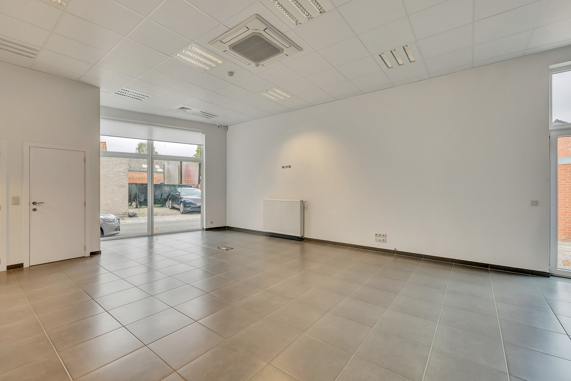 Instapklaar commercieël gelijkvloers met parking in Aalst - foto 5