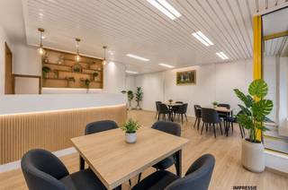 <p><span>Voormalige horecazaak met woonst, gelegen op een toplocatie nabij het centrum van het gezellige Schriek, met  winkels, scholen en openbaar vervoer in de directe omgeving.</span></p><p><span> </span></p><p><span>Het pand heeft een bewoonbare oppervlakte van 237m² en is gelegen op een perceel van 200m². Met deze verrassend ruime bewoonbare oppervlakte en functionele indeling biedt het pand tal van mogelijkheden. Op de benedenverdieping bevindt zich het handelsgedeelte dat is opgesplitst in een winkelruimte met wachtplaats en een ruime keuken. Deze is toegankelijk via een afzonderlijke inkomhal die vandaag tegelijkertijd dienst doet als voorraadkamer. Het privé gedeelte op het gelijkvloers omvat een kleine keuken en een woonkamer die via een hal toegang geeft tot het toilet en het ommuurde en deels overdekte terras met ruime berging. Op de eerste verdieping vinden we een ruime nachthal, 7 kamers en 1 badkamer met douche, lavabo en toilet. Onder het privé gedeelte bevindt zich nog een kleine voorraadkelder.</span></p><p><span> </span></p><p><span>Kom de troeven van deze woonst ter plaatse ontdekken en maak een afspraak: 015/755 444 of info@immovercammen.be </span></p><p><span>Renovatieplicht EPC: binnen 6 jaar na aankoop = verplichte renovatie tot label D of beter.</span></p>