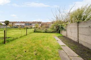 Idéalement située à deux pas de la gare de Tournai, cet immeuble mixte se compose comme ceci :Au rez-de-chaussée : Une belle surface commerciale...