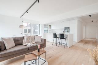 Het appartement ligt op de eerste verdieping van een kleinere residentie en werd volledig gerenoveerd met zeer fijne, eigentijdse materialen.<br />Alles werd gerenoveerd, waardoor je dit een vernieuwbouw-appartement kan noemen.<br />De ramen werden vervangen en de gevel werd volledig geïsoleerd, de renovatie van het dak zit inbegrepen in de prijs!<br />Bij het betreden van het appartement ervaar je de kwalitatieve afwerkingsgraad.<br />De ruime inkom is voorzien van een maatkast en een apart toilet.<br />De lichtrijke leefruimte met zijn parketvloer en zijn open, volledig ingericht keuken met toestellen van SIEMENS straalt ware klasse uit.<br />Het open zicht over de Markt en de winkelstraat zijn uniek in de omgeving.<br />Er zijn twee fijn afgewerkte, maar vooral volwaardige slaapkamers.<br />De badkamer is voorzien van een ruime inloopdouche en een meubel dat op maat werd gemaakt.<br />Verder is er nog een berging in het appartement en een extra kelderberging.<br />De inkom en algemene delen worden nog vernieuwd en uitgerust met een videofoon.<br /><br />Voor meer informatie of een bezoek mail kris.bauwens@albert.immo of bel 0470/51 04 09.