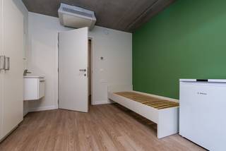 <p><span>COMFORT KOT</span></p><p><span> </span></p><p><span>We are thrilled to introduce you to the brand-new & sustainable student residence De Speurder. Located in an iconic spot in Ledeberg 🎓, near ’t Zuid & the Ghent city ring road. We’re just a few minutes’ bike ride from popular attractions such as Sint-Pietersplein, the Overpoort, and various campuses (Ugent, Artevelde University College, HOGENT, LUCA School of Arts, KASK & Conservatory)—literally situated between the city & and campus life. </span></p><p><span>The former location of the interior design store De Speurder in Ghent will be home to 81 student rooms starting in September 2026. Not just a basic dorm room, but a place you’ll actually want to live: lots of light, sleekly furnished, and completely ready for your student life 📚 And the icing on the cake? 🍒 The </span><span>panoramic rooftop terrace</span><span>. The place where you can unwind after a long day of classes. Chill with friends, enjoy the view of Ghent, or kick off your evening here before heading into the city. 🌇</span></p><p><span> </span></p><p><span>Comfort</span><span> Room<br />15m² | Shared bathroom facilities | 17 units<br /><br />Specifications: <br />- Rent: 500.00 euros + 120.00 euros in shared expenses <br /></span><span>(shared expenses: water, heating, electricity, and internet)#</span><span>NewLine#- Furnished student room <br />- Private sink<br />- Shared bathrooms<br />- Shared kitchen/living area<br />- Shared lounge areas </span></p><p><span> </span></p><p><span>Are you as convinced as we are that De Speurder residence is the ideal place to stay during your time as a student? Request a tour via the following link: </span></p><p><span><span>https://yourent.pillar.estate/request-visit?access_token=bf52c5d7-f534-4718-a361-ccd47263af17</span></span></p><p><span> </span></p><p><span>If you’re not ready for a tour yet but would like more information, please contact Pillar at <span>, info@pillar.estate</span></span><span>, or by phone at 033 695 695. <br /><br />*The floor areas are for reference only. Pillar cannot be held responsible for the accuracy of the information provided. </span></p><p><span> </span></p>