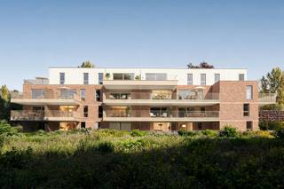 <strong>INDELING<br /></strong>Dit gelijkvloers appartement beschikt over een lichtrijke leefruimte met open keuken en toegang tot het ruime terras. Verder telt dit appartement 1 slaapkamer, een badkamer, apart toilet en berging.<br /><br /><strong>BIJZONDERHEDEN</strong><br />Ondergrondse parking en berging zijn niet inbegrepen in de verkoopprijs.<br />Dankzij de moderne en hedendaagse technieken wordt het zeer energiezuinig en duurzaam wonen.<br /><br /><strong>POSITIEVE ASPECTEN<br /></strong>Nieuwbouw<br />Energiezuinig<br />Kwalitatieve materialen<br />Groene ligging met eigen parktuin<br />Vlakbij "Domein de Renesse"