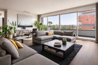 Exclusief duplex penthouse op toplocatie aan het trendy Eilandje. Via de lift stapt u rechtstreeks binnen in de indrukwekkende leefruimte, badend in natuurlijk licht en met prachtig zicht op de Schelde, het MAS en het iconische Havenhuis. De volledig uitgeruste keuken, ruime master bedroom met luxueuze ensuite badkamer en 3 uitzonderlijke terrassen.<br /><br />De bovenverdieping biedt een multifunctionele ruimte die perfect dienst kan doen als tweede slaapkamer, bureau of extra leefruimte, eveneens met een eigen terras en panoramische zichten.<br /><br />Gelegen op wandelafstand van de Schelde, restaurants en bars. EPC-label C. Kelderberging inbegrepen. Ondergrondse autostaanplaats met laadpaal optioneel aan te kopen.