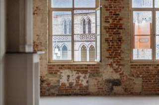<p><span>Ontdek de allure van het verleden in het historische handelspand "Comte De Flandre" te koop in Oudenaarde. Een unieke kans voor ondernemers die streven naar topkwaliteit vastgoed. Dit betoverende pand combineert een KMO-gedeelte met een weelderige vergader- en ontmoetingszaal, een ruim appartement op de tweede verdieping, en een buitengewone loft op de bovenste verdieping met een panoramisch uitzicht op Oudenaarde's historische gebouwen. Met bewaarde elementen uit de 15de eeuw straalt dit gerenoveerde gebouw grandeur uit. De achtertuin herbergt een charmant "koetshuis" met uitzicht op het water. Ontdek de onbegrensde mogelijkheden van dit historisch juweel, volledig in lijn met alle voorschriften. Een investering in geschiedenis en stijl wacht op de juiste visionair!</span></p>