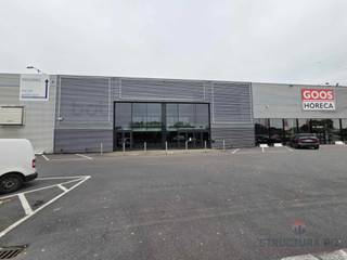 1,000 m² commercial building on Boomsesteenweg. It has excellent visibility from the A12 motorway. Gamma, Maxizoo, Casa and other well-known...