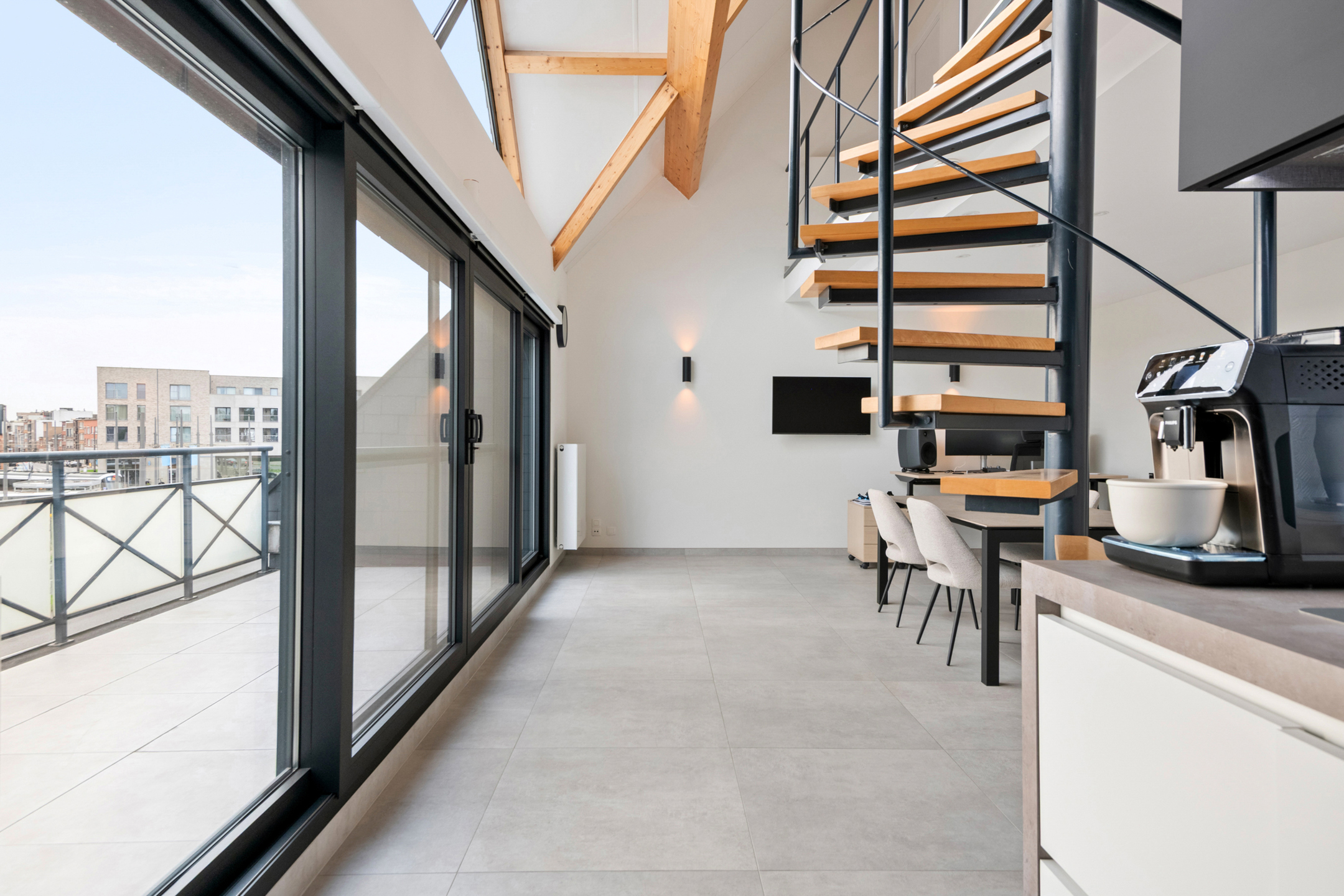 Ruim duplex appartement met 4 slaapkamers + garagebox. - foto 4