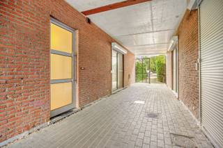<p><span>Instapklaar gelijkvloers appartement met tuin nabij het centrum van Edegem</span></p><p><span>Op zoek naar comfortabel wonen op een rustige, maar centrale locatie? Dit gezellige gelijkvloerse appartement ligt op wandel- en fietsafstand van het centrum van Edegem en beschikt over een aangename privétuin met terras.</span></p><p><span>De lichtrijke leefruimte sluit mooi aan op de volledig uitgeruste keuken en biedt een aangename woonomgeving. Verder beschikt het appartement over een comfortabele slaapkamer en een tweede kamer die perfect kan dienen als bureau, dressing, hobbyruimte of logeerkamer, afhankelijk van uw behoeften.</span></p><p><span>Dankzij de praktische indeling, de private buitenruimte en de uitstekende ligging is dit appartement ideaal voor wie op zoek is naar comfortabel en zorgeloos wonen.</span></p><p><span>Troeven:</span></p><ul><li><span>Gelijkvloers appartement</span></li><li><span>Privétuin met terras</span></li><li><span>Lichtrijke leefruimte</span></li><li><span>Volledig uitgeruste keuken</span></li><li><span>Extra kamer als bureau, dressing of hobbyruimte</span></li><li><span>Op wandel- en fietsafstand van het centrum van Edegem</span></li><li><span>Instapklaar</span></li></ul><p><span>Interesse? Neem gerust contact met ons op voor meer informatie of een bezoek.</span></p>