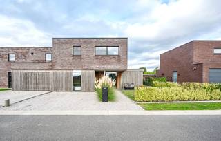 Moderne en recente woning dd. 2020 gelegen in een rustige residentiële woonbuurt en doodlopende straat; Ligging met goede verbindingen naar...