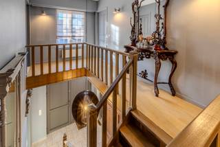 <p><strong>Ruime, instapklare villa in doodlopende straat – Pinksterbloemlaan 18, Oostmalle</strong><br /><br />In een bijzonder rustige, groene omgeving, op korte afstand van het centrum van Oostmalle, ligt deze uitstekend onderhouden villa op een riant perceel. De woning biedt een uitzonderlijke indelingsmogelijkheid: bij binnenkomst kan je kiezen tussen twee afzonderlijke leefruimtes. Hierdoor leent de woning zich perfect voor wie een praktijk, kantoor, salon of zelfs een gelijkvloerse studio wil integreren, met volledige privacy gegarandeerd.</p>
<p><br />De vernieuwde leefkeuken vormt het warme hart van de woning en sluit naadloos aan op de lichtrijke veranda met uitzicht over de fraai aangelegde tuin en het verwarmde zwembad. Verder omvat het gelijkvloers een gastentoilet, een bijzonder praktische wasplaats/berging en een bureau.</p>
<p>Op de eerste verdieping bevinden zich vier ruime slaapkamers, een piekfijn onderhouden badkamer en een aparte toiletruimte. De zolderverdieping biedt extra opslagruimte of potentieel voor verdere inrichting.</p>
<p>De volledig omheinde tuin garandeert rust en privacy, terwijl de ruime garage en de aanwezige kruipruimte het wooncomfort extra verhogen.</p>
<p><br />Troeven<br />- Unieke indeling met twee leefruimtes, ideaal voor kantoor/praktijk of studio<br />- Uitstekend gelegen in een doodlopende, zeer rustige straat<br />- Energiezuinig dankzij recente condensatieketel (2022)<br />- Volledig asbestveilige woning<br />- Mooie, afgesloten tuin met verwarmd zwembad-<br />- Vernieuwde leefkeuken<br />- Oerdegelijke, hoogwaardige constructie<br />- Vloerverwarming en rolluiken<br /><br />Interesse? Contacteer FLOR Vastgoed en plan uw bezoek in!</p>