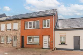 Deze woning is gelegen in een rustige één richtingsstraat in het centrum van Retie, op wandelafstand van bakker, slager, lagere scholen en openbaar vervoer.<br />Een volledige renovatie heeft deze woning pas ondergaan zodat ze vanbinnen helemaal nieuw is.<br /><br />De indeling is de volgende: <br />Op het gelijkvloers heb je de inkomhal met een trap naar de eerste verdieping, deze hal komt uit in de woonkamer met grote ramen aan de voor- en achterzijde van de woning.<br />Verder is er een nieuwe volledige ingerichte keuken met veel plaats voor het plaatsen van een keukentafel met minstens 6 stoelen.<br />Achteraan de woning is er een apart toilet en een wasplaats plus een prachtige badkamer met douche, bad en lavabomeubel.<br />Via de keuken kan je nog naar de voorraadkelder.<br /><br />Op de eerste verdieping zijn 3 slaapkamers waarvan 2 heel groot. Ook op deze verdieping is er een apart toilet.<br /><br />Langs een buitendeur tussen de keuken en de woonkamer bereik je het overdekt terras met achteraan een kleine stadstuin.<br />Achteraan de woning staat ook een bergplaats met een recente cv gasketel. Deze bergplaats kan ook altijd handig zijn om uw fietsen te stallen.<br /><br />De achterzijde van de woning kan ook via een aparte doorgangsdeur aan de voorzijde van de woning bereikt worden.<br /><br />Pluspunten:<br />Instapklaar<br />Volledig vernieuwd<br />EPC label B<br />Zonnepanelen<br />Centrale ligging