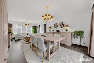 Op zoek naar een instapklare gezinswoning in een rustige buurt? Deze verzorgde halfopen bebouwing combineert ruimte, comfort en een aangename buitenomgeving. Met een recent vernieuwde keuken en badkamer, drie ruime slaapkamers en een gezellige tuin is dit de ideale thuis voor wie zorgeloos wil wonen.<br /><br />Bij het binnenkomen verwelkomt de inkomhal je met een gastentoilet. De lichtrijke leefruimte geniet van een aangename natuurlijke lichtinval en is voorzien van dubbele beglazing. Aansluitend bevindt zich de recent vernieuwde keuken, uitgerust met alle nodige voorzieningen.<br /><br />Verder omvat het gelijkvloers een praktische inpandige garage en een wasruimte, wat zorgt voor extra comfort en functionaliteit.<br /><br />Op de eerste verdieping bevinden zich drie ruime slaapkamers, telkens voorzien van ingemaakte kasten, en een recent vernieuwde badkamer.<br /><br />Ook buiten heeft deze woning heel wat te bieden. De oprit biedt parkeergelegenheid voor de inpandige garage en op de naastgelegen ruimte. De tuin vormt een heerlijke plek om te ontspannen, met een mooi terras, een gezellige loungehoek, een ruim tuinhuis en sfeervolle fonteintjes. Hier geniet je volop van rustige momenten en gezellige avonden met familie en vrienden.<br /><br />