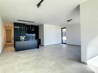 Dit prachtige nieuwbouwappartement op het gelijkvloers is te huur in Kluisbergen, midden in het Kluisbos. Het is gelegen in een groene omgeving en biedt een rustige ligging. Het appartement is voorzien van een luxueuze afwerking met domotica en zonnescreens. <br /><br />Er zijn 3 slaapkamers en 2 badkamers beschikbaar, alsook 2 autostaanplaatsen. Het appartement is energiezuinig dankzij de 4 zonnepanelen op het dak. Het appartement is gelegen in Enclus du Haut Kluisbergen, wat zorgt voor een prachtige locatie en uitzicht.<br /><br />INDELING:<br />- ruime inkomhal<br />- vestiaire <br />- toilet <br />- slaapkamer 1 met aansluitend badkamer 1 voorzien van dubbele lavabo en inloopdouche<br />- slaapkamer 2<br />- badkamer 2 voorzien van dubbele lavabo en ligbad<br />- slaapkamer 3<br />- volledig geïnstalleerde keuken<br />- lichtrijke leefruimte <br />- ruim terras met prachtig zicht <br /><br />TROEVEN:<br />+ rustige ligging in het Kluisbos<br />+ luxueuze afwerking<br />+ energiezuinig nieuwbouwappartement<br />+ 2 badkamers <br /><br />De snelste manier om een bezoek te brengen aan deze woning? Vraag je bezoek aan via de rode knop op onze website (www.dewaele.com) en je wordt gecontacteerd door onze verhuurexpert. Telefonisch kunnen er geen afspraken gemaakt worden. Bij andere vragen kun je ons telefonisch contacteren via 055 20 80 20.