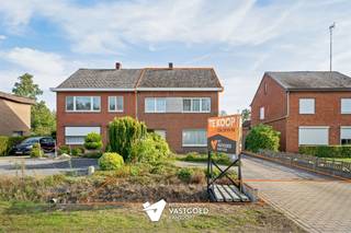 <p><span><span>Instapklare woning met leuke tuin en garage</span></span></p><p><span><span> </span></span></p><p><span><span>Belangrijkste troeven:</span></span></p><p><span><span>- Instapklare woning met mooie leefruimtes</span></span></p><p><span><span>- Uitstekend onderhouden</span></span></p><p><span><span>- Woonkamer met knappe haard</span></span></p><p><span><span>- Keuken voorzien van inbouwtoestellen</span></span></p><p><span><span>- Badkamer met bad- en douchecombinatie</span></span></p><p><span><span>- Op verdieping 3 slaapkamers en bureau op de overloop</span></span></p><p><span><span>- Droge kelder en ruime zolder</span></span></p><p><span><span>- Mooie, volledig omheinde tuin met elektrische poort</span></span></p><p><span><span>- Ruime garage met elektrische sectionaalpoort</span></span></p><p><span><span>- Leuk overdekt terras met schuiframen</span></span></p><p><span><span> </span></span></p><p><span><i><span>Bekijk zeker ook onze grondplannen met de afmetingen. Zo krijgt u van thuis uit al een perfect beeld van wat deze woning te bieden heeft!</span></i></span></p><p><span><span>Wenst u meer info of een vrijblijvende bezichtiging, contacteer dan ons kantoor op het nummer 014 39 99 99 en wij helpen u graag verder.</span></span></p>